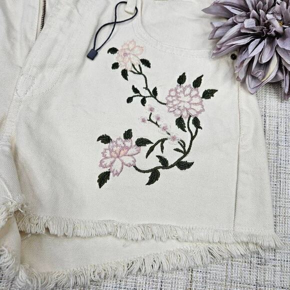 Zara Floral Embroidered Cream-White Denim Shorts Size 6 - Picture 2 of 7